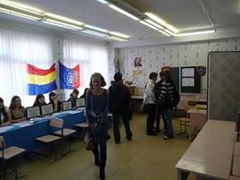 Голосование на избирательном участке № 17 МОУ СОШ № 104