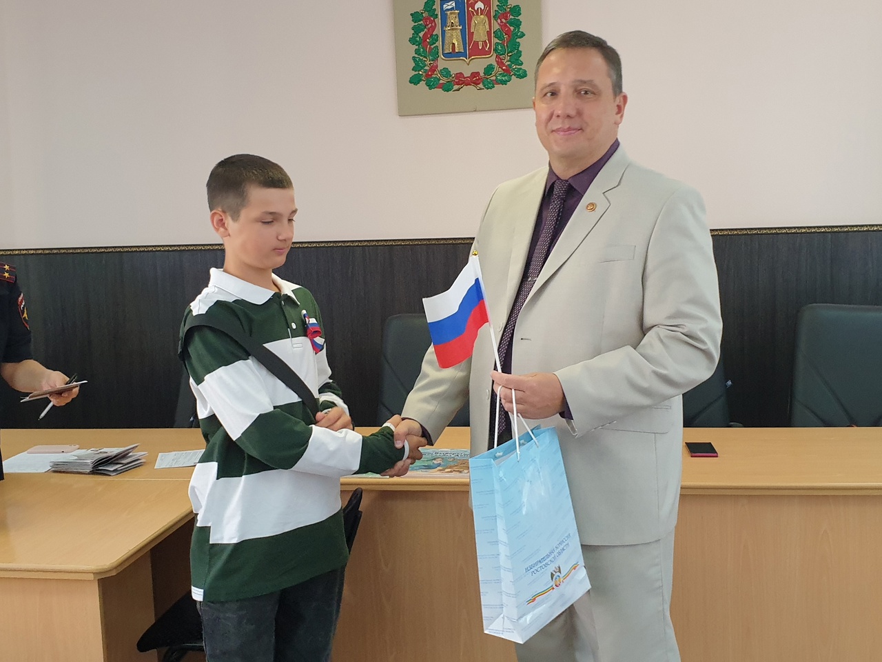Вручение паспортов в День Российского флага