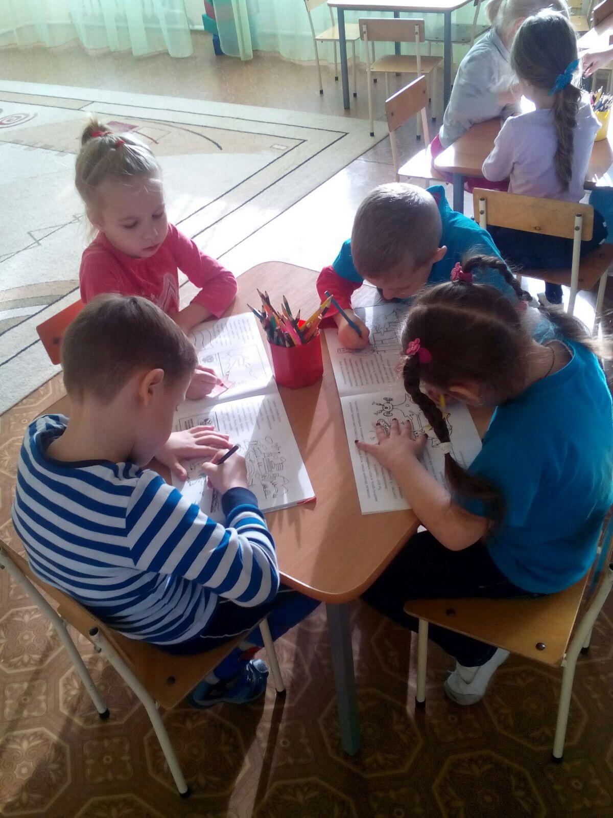 детям очень понравились книжки раскраски "Приключения инопланетянчика в России"